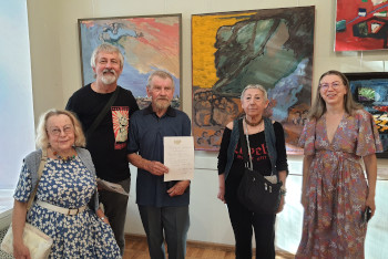 Irina Pokladova, Vladimir Matveyev, Nikolai Kuzmin, Mila Sapojnikova-Duk, Luba Kuzmina, with Nikolai Kuzmin's paintings: (left)  Potato field, 2022, O/c; (right)  Escaped from captivity, 2022, O/c.