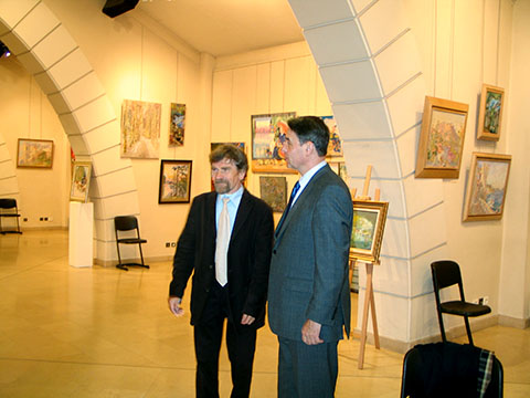 The diplomat Alexander Alexeyevich Avdeyev together with Nikolai Kuzmin at his exhibition in Versailles.