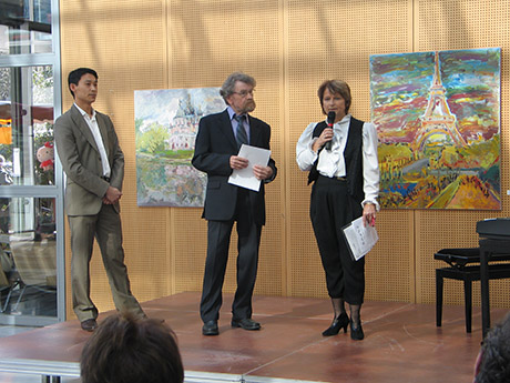 The artist (at center) is going to present his life and paintings to the public together with the art gallery owner (on his right) and the library director (on his left).